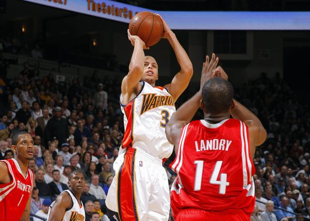 打进国家队处子球！库库雷利亚晒模仿企鹅庆祝：3分是好的开始